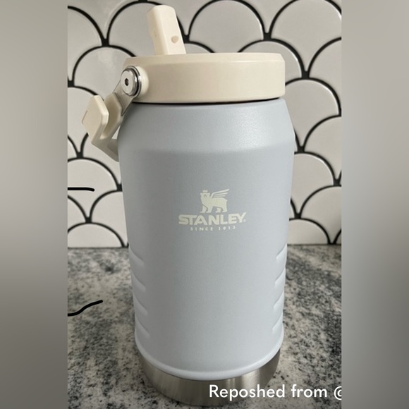 THE ICEFLOW FLIP STRAW JUG | 64 OZ FOG - Picture 2 of 7